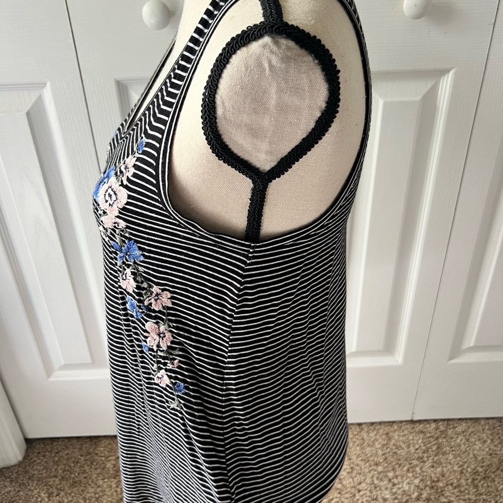 American Eagle Striped Black and White Floral Embroidered Women's Top Sz Small - Picture 7 of 9